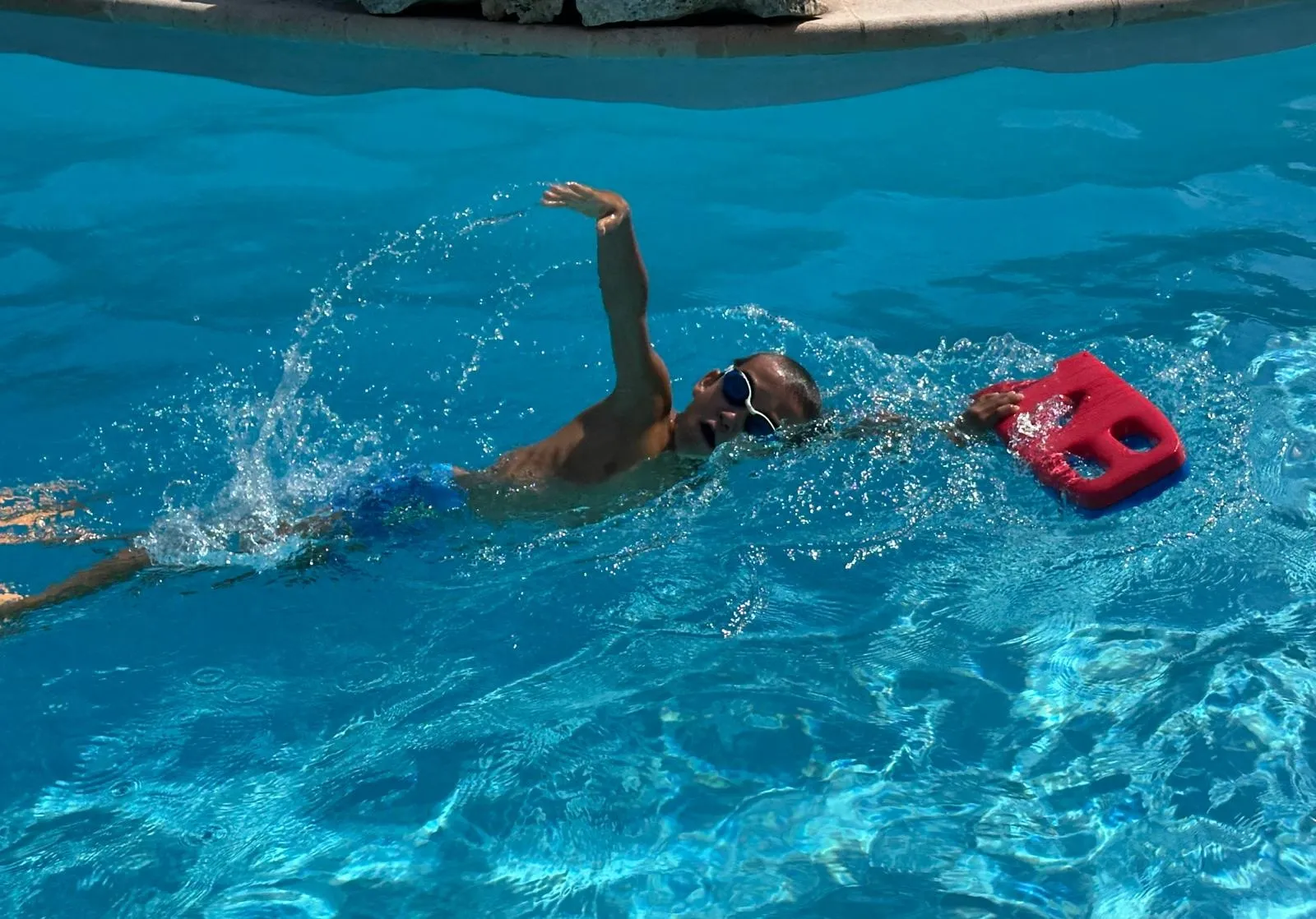 Enfant apprenant à nager